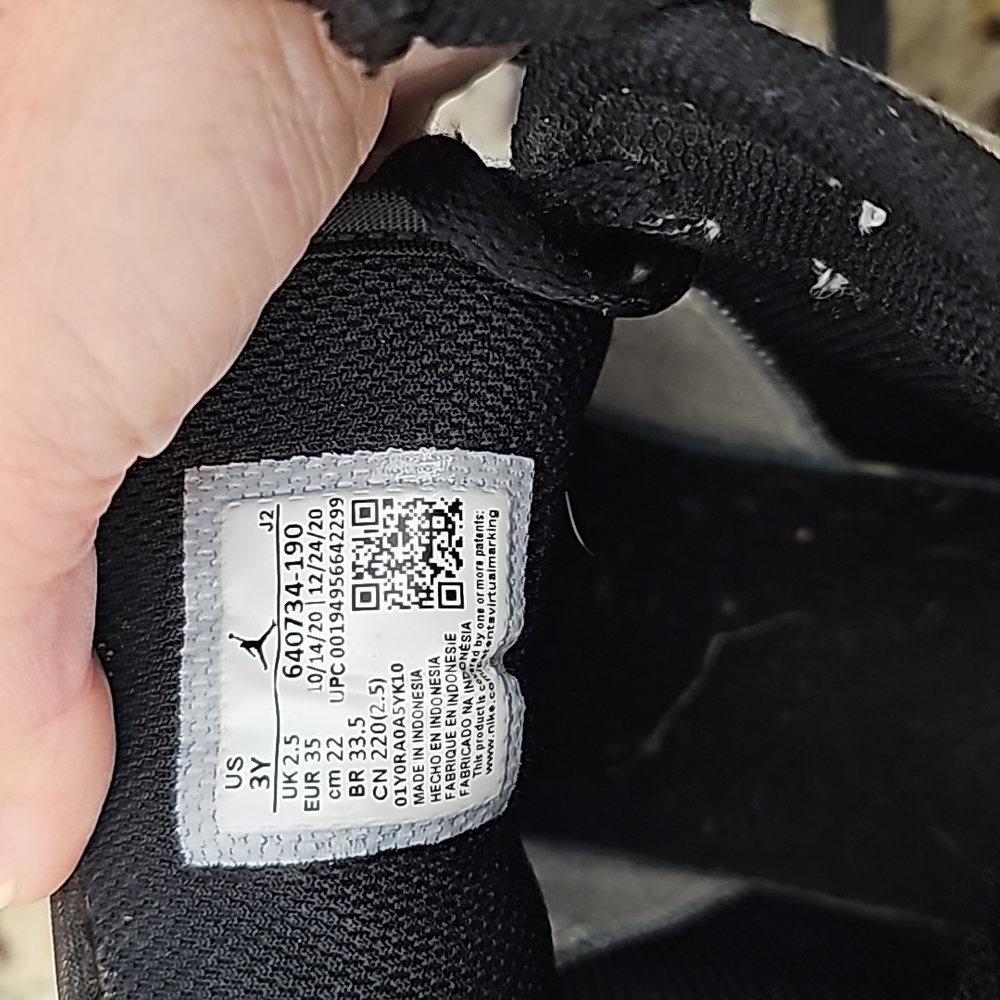 Jordan 1 Mid. Like new! Size 3Y - Picture 2 of 4